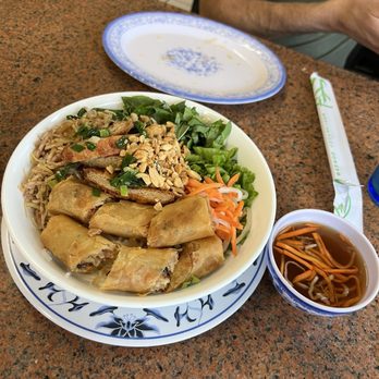 Thuong An Lac - rice noodles with bbq pork and spring rolls - Vegan Near Me - Honolulu, Hawaii