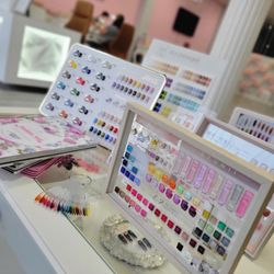 Fashion Nail Studio - Wide selection of cute creative gel nail art.