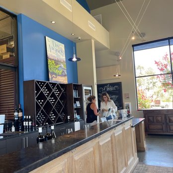 J Dusi Wines - Wine tasting counter - Wine Tasting Room Near Me - Paso Robles, California J Dusi Wines - Wine tasting counter - Wine Tasting Room Near Me - Paso Robles, California