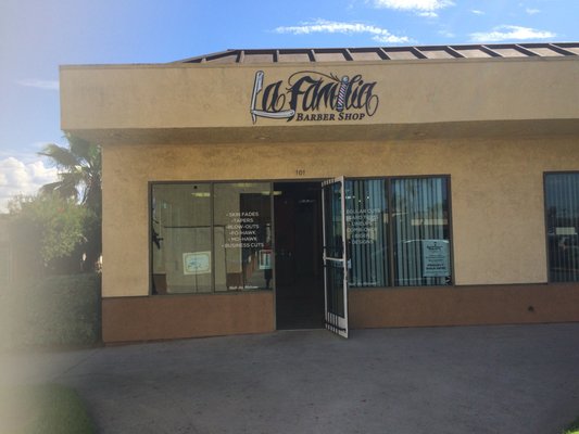 La Familia Barbershop by null