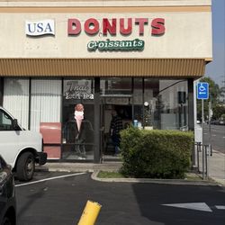 USA Donuts & Crossaints - Front of store