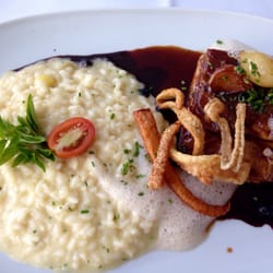 Due Cuochi - Leitoa assada ao vinagre balsâmico reduzido ,com risoto de pera com salvia..MA-RA-VI-LHO-SO. Carne super macia...derretendo