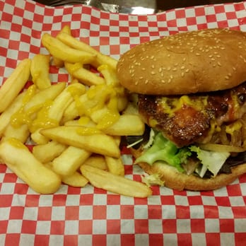 Luas Irish Tavern - Hamburguesa de ternera 100% casera - Beer Bar Near Me - Madrid, M