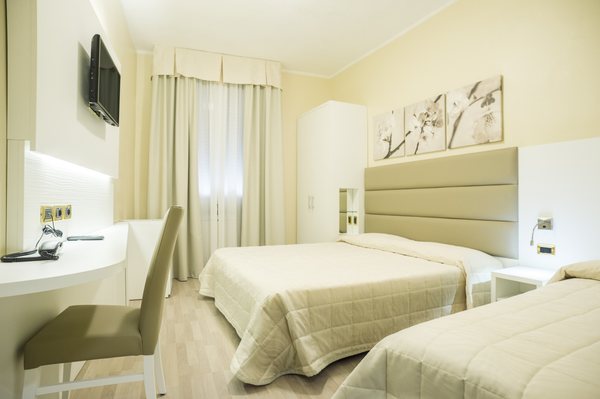 Hotel University by null