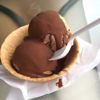 Harfang des Neiges - Rolo ice cream with dark chocolate and sea salt dip. Very awesome! - Ice Cream & Frozen Yogurt Near Me - West Brôme, Quebec