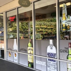 3am Liquor - Cozy lil store.