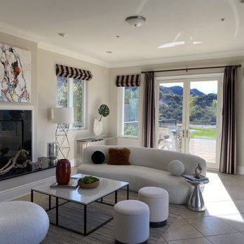 Decolure - Family Room - Home Staging Near Me