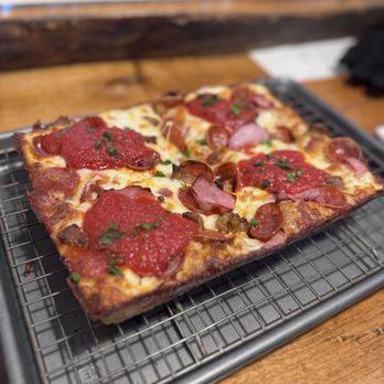 8Mile Detroit Style Pizza - Pizza Near Me - Toronto, Ontario
