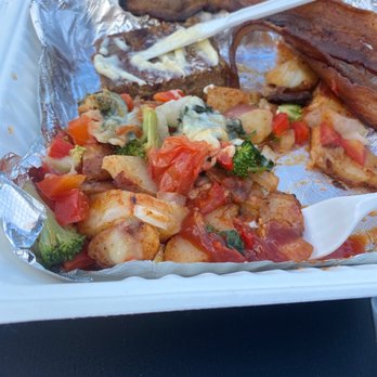 Broadway Deli - Gluten free fruit and nut bread loaded hash browns and bacon - American Near Me - Brunswick, Maine