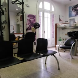 La sala de espera. Hay servicio de peluquería pero jamás vi a nadie cortando el pelo o.O