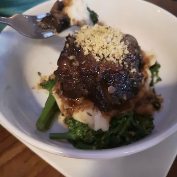 Tuning Fork - Amazing short rib over cauliflower purée and broccolini - Gastropubs Near Me - Studio City, California Tuning Fork - Amazing short rib over cauliflower purée and broccolini - Gastropubs Near Me - Studio City, California