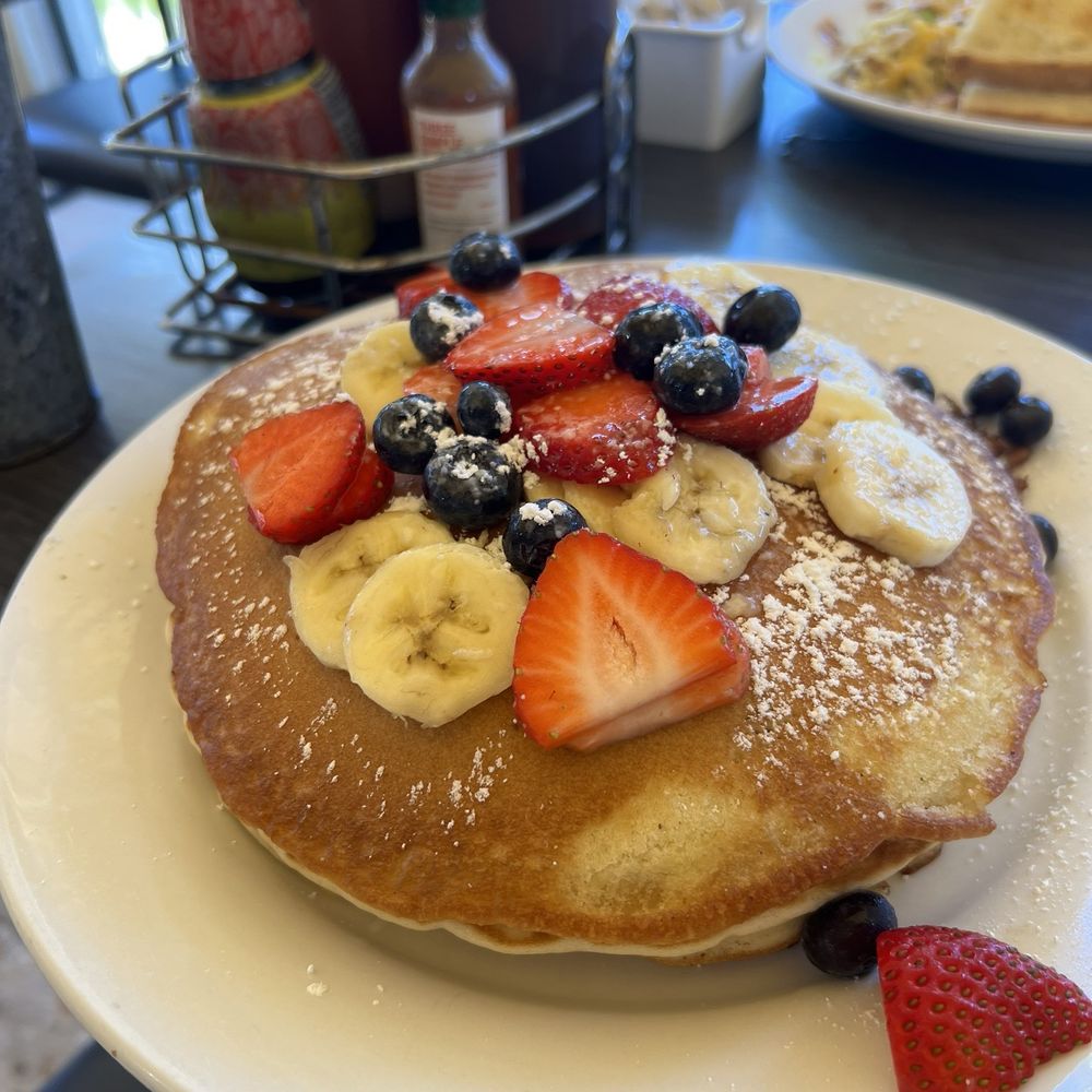 Sweet E's Cafe - Blueberry pancakes with fruits on top - Cafes Near Me - Honolulu, Hawaii Sweet E's Cafe - Blueberry pancakes with fruits on top - Cafes Near Me - Honolulu, Hawaii