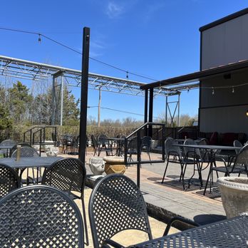 Public House Brewing Company - outdoor patio with tables and chairs - Breweries Near Me - Saint James, Missouri Public House Brewing Company - outdoor patio with tables and chairs - Breweries Near Me - Saint James, Missouri