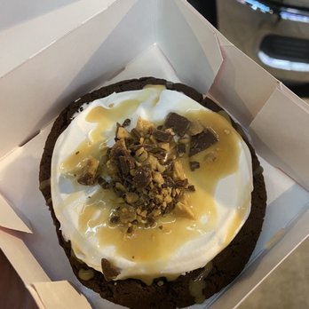 Crumbl - Beaverton - Chocolate caramel toffee - Bakeries Near Me - Beaverton, Oregon Crumbl - Beaverton - Chocolate caramel toffee - Bakeries Near Me - Beaverton, Oregon