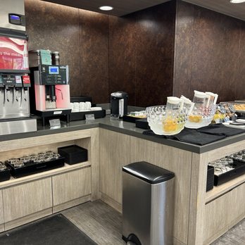 Sakura Lounge - Airport Lounges Near Me - Honolulu, Hawaii Sakura Lounge - Airport Lounges Near Me - Honolulu, Hawaii