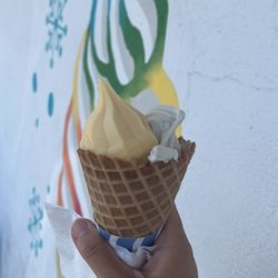 Zero Zest - Waffle cone with vanilla and mango flavors