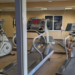Sleep Inn & Suites University - Gym is 2 treadmills, 1stepper, 1 bike (no weights)