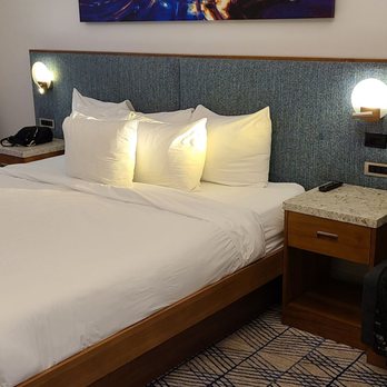 Circ Hotel - King bed - Hotels Near Me - Hollywood, Florida