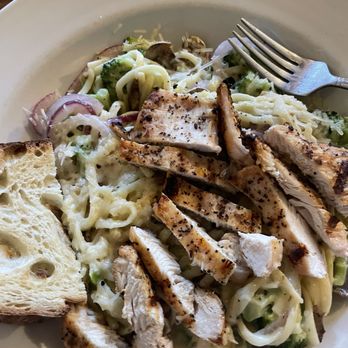 The Mill at The Kasteel - Linguine Alfredo with chicken. - American Near Me - Oak Harbor, Washington