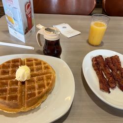 Perkins American Food - Waffle, bacon, OJ