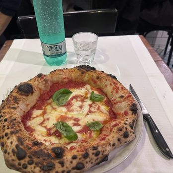 Piccolo Buco - Traditional Margherita pizza and water - Italian Near Me - Rome, RM