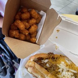 Fat Dogs & Spuds - Tots & chili cheese dog