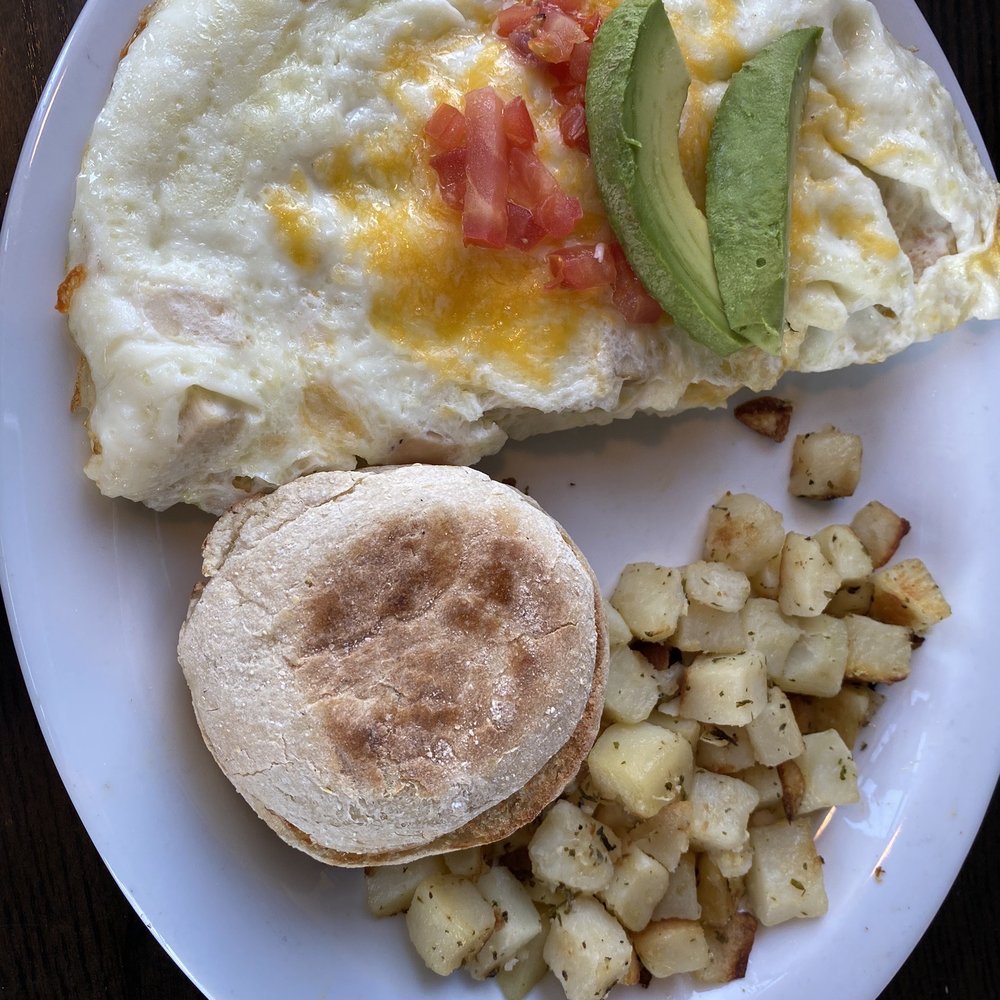 Le Peep - Aksarben Pointe - Egg white omelet with chicken, peasant potatoes, and English muffin - Breakfast & Brunch Near Me - Omaha, Nebraska Le Peep - Aksarben Pointe - Egg white omelet with chicken, peasant potatoes, and English muffin - Breakfast & Brunch Near Me - Omaha, Nebraska