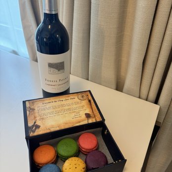 Perry Lane Hotel - Welcome wine and macaroons - Hotels Near Me - Savannah, Georgia Perry Lane Hotel - Welcome wine and macaroons - Hotels Near Me - Savannah, Georgia