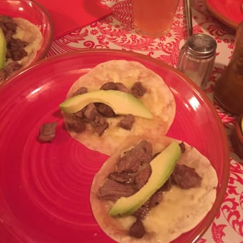 Taquerías Tamarindo - Steak tacos with slice of avocado - Mexican Near Me - Barcelona, B Taquerías Tamarindo - Steak tacos with slice of avocado - Mexican Near Me - Barcelona, B