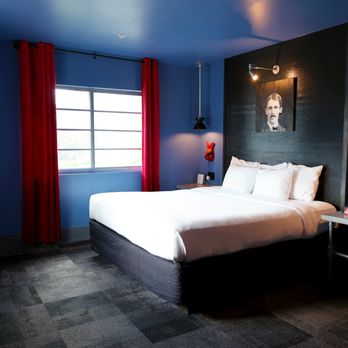 Hotel Gaythering - OUR PETiTE KiNG ROOM - Hotels Near Me - Miami Beach, Florida Hotel Gaythering - OUR PETiTE KiNG ROOM - Hotels Near Me - Miami Beach, Florida
