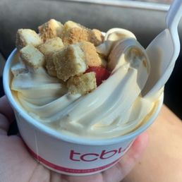 Vanilla with strawberries and cheesecake bites Vanilla with strawberries and cheesecake bites
