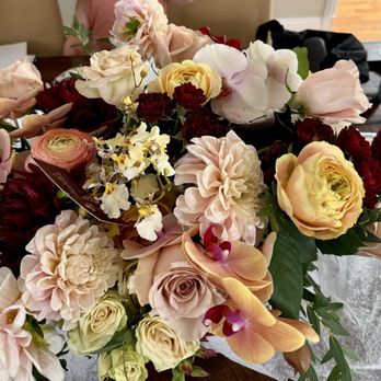 Elizabeth's Flowers - Designers Choice summer into fall. - Florists Near Me - San Francisco, California Elizabeth's Flowers - Designers Choice summer into fall. - Florists Near Me - San Francisco, California