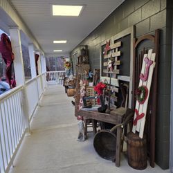 Willow Tree Antiques & Primitives - The wide porch.