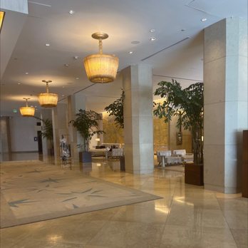 The Beverly Hilton - Gorgeous lobby - simple and elegant - Hotels Near Me - Beverly Hills, California The Beverly Hilton - Gorgeous lobby - simple and elegant - Hotels Near Me - Beverly Hills, California