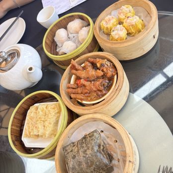 Harborview Restaurant & Bar - Din sum spread with shu mai, har gao, chicken feet, sticky rice and a Fried Stuffed Bean Curd Shrimp 炸釀滑豆腐 - Dim Sum Near Me - San Francisco, California Harborview Restaurant & Bar - Din sum spread with shu mai, har gao, chicken feet, sticky rice and a Fried Stuffed Bean Curd Shrimp 炸釀滑豆腐 - Dim Sum Near Me - San Francisco, California