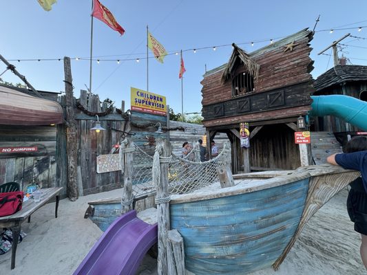 Fish Tales Bar and Grill by null