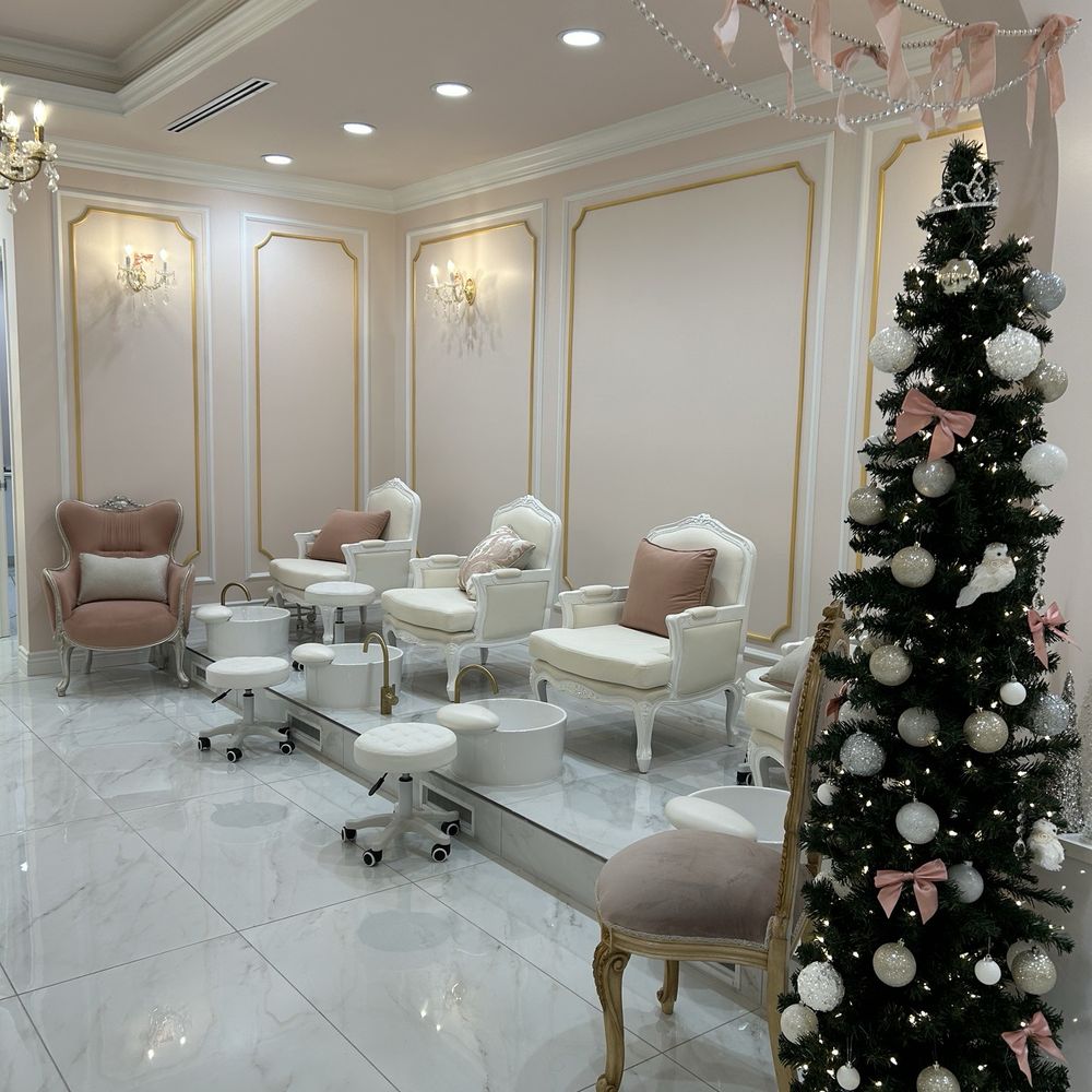 Le Petit Salon - Nail Salons Near Me - Tustin, California