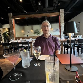 Vault 232 - Water wall feature in dining room - Seafood Near Me - Lake Zurich, Illinois