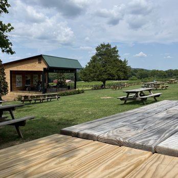 Arrington Vineyards - Wine Tasting Room Near Me - Arrington, Tennessee