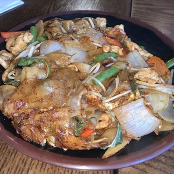 Thai Spoon Natomas - Chicken Drunken Noodle (Wide flat rice noodle, chicken, egg, onion, basil, bamboo, bell pepper, bean sprout, chili garlic sauce) - Thai Near Me - Sacramento, California Thai Spoon Natomas - Chicken Drunken Noodle (Wide flat rice noodle, chicken, egg, onion, basil, bamboo, bell pepper, bean sprout, chili garlic sauce) - Thai Near Me - Sacramento, California