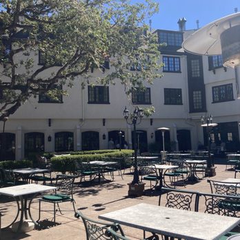 Benbow Historic Inn - Outdoor terrace, dining and music - Hotels Near Me - Garberville, California