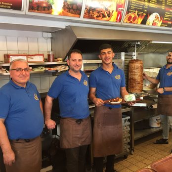 Hermsburger - Das freundliche Hermsburger-Team bedient die Gäste schnell und hoch motiviert. - Burgers Near Me - Gütersloh, NW Hermsburger - Das freundliche Hermsburger-Team bedient die Gäste schnell und hoch motiviert. - Burgers Near Me - Gütersloh, NW