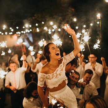 Christopher Robin Weddings - The party is going pretty well, right? - Wedding Planning Near Me Christopher Robin Weddings - The party is going pretty well, right? - Wedding Planning Near Me