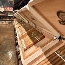 Corona Cigar Company & Drew Estate Lounge - Cigar selection
