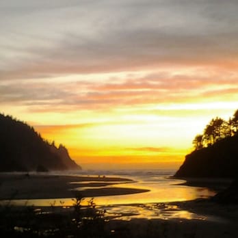 Proposal Rock Inn - Sunset over Neskowin Creek. - Hotels Near Me - Neskowin, Oregon