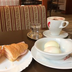 Cafe Raimann - Yummy breakfast spread