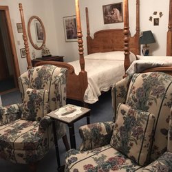 Lakeside Bed & Breakfast - 1 of the rooms