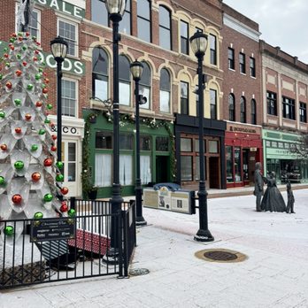 Bloom Wine Bar & Florals - Storefront at Christmas and surrounding area - Wine Bars Near Me - Springfield, Illinois Bloom Wine Bar & Florals - Storefront at Christmas and surrounding area - Wine Bars Near Me - Springfield, Illinois