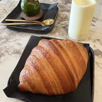 Delysees - Desserts Near Me - Toronto, Ontario