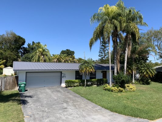 Swift Roofing Contractor Logo